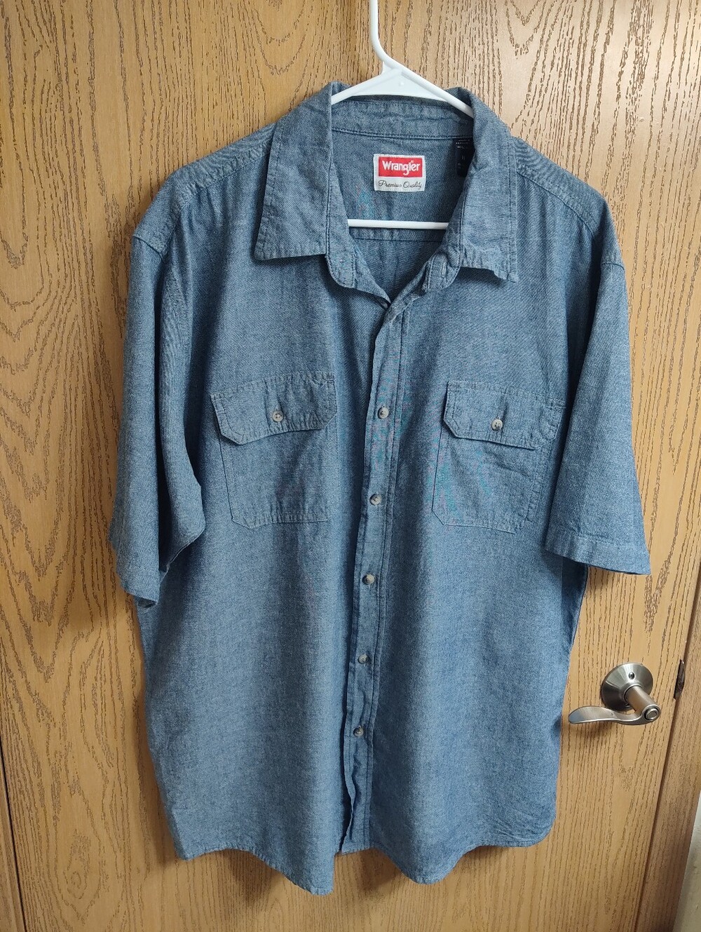 Wrangler Men’s Short-Sleeve Chambray Button-Down Shirt - Light Blue